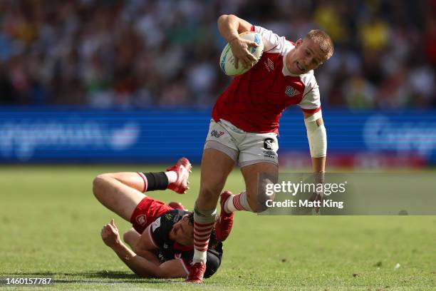 Freddie Roddick of Great Britain is tackled during the 2023 Sydney Sevens match between Great Britain and Canada at Allianz Stadium on January 28,...