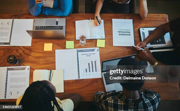 por encima de gente de negocios, documentos y escritorio para planificación, estrategia y análisis con hombre, mujer y computadora portátil. grupo, trabajo en equipo y propuesta de negocio con gráficos, datos y negociación de presupuestos en oficina - presentación comercial fotografías e imágenes de stock