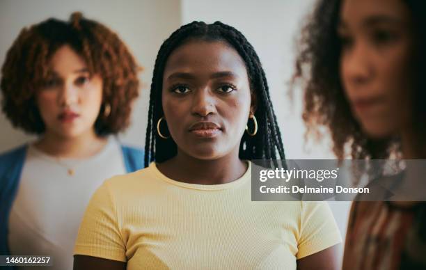 porträt, ernste frau und gruppe von geschäftsfrauen, die während der rekrutierung auf ein vorstellungsgespräch warten. einstellung, personalwesen oder denkweise mit einer weiblichen kandidatin, die in einem büro in einer reihe steht - studierendenvertretung stock-fotos und bilder
