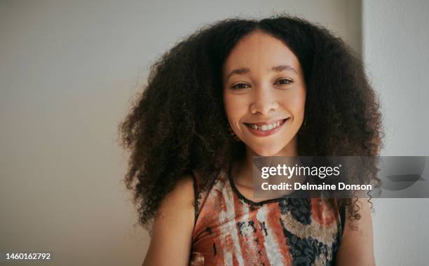 portrait, wall and black woman with smile, achievement and confident lady, big hair and calm. african american female, girl and happiness with casual outfit, trendy or happy with motivation or mockup - big beautiful black women 個照片及圖片檔
