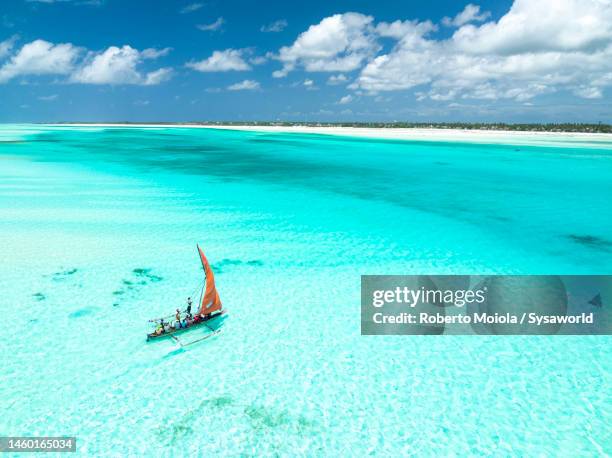 overhead view of a dhow sailing in the exotic lagoon - zanzibar 個照片及圖片檔