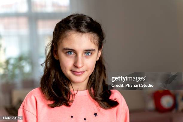 retrato de una niña feliz posando - cabello-castaño fotografías e imágenes de stock