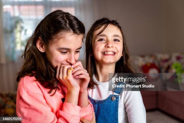 ritratto di piccole ragazze felici in posa - teen webcam foto e immagini stock