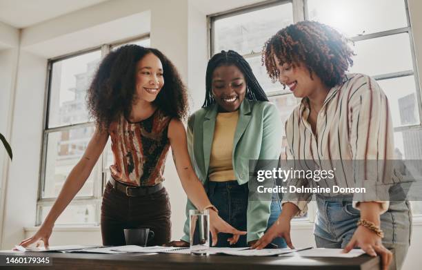 lavoro di squadra, collaborazione e pianificazione delle donne nere con documenti, scartoffie o strategia di design in ufficio. startup aziendale, parità di genere e idee di marketing delle persone della diversità in riunione sul posto di lavoro - etnia nera foto e immagini stock