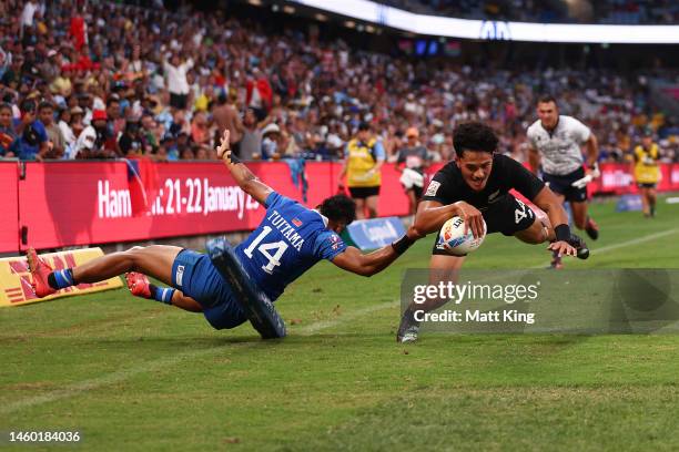 Roderick Solo of New Zealand scores a try during the 2023 Sydney Sevens match between New Zealand and Samoa at Allianz Stadium on January 28, 2023 in...