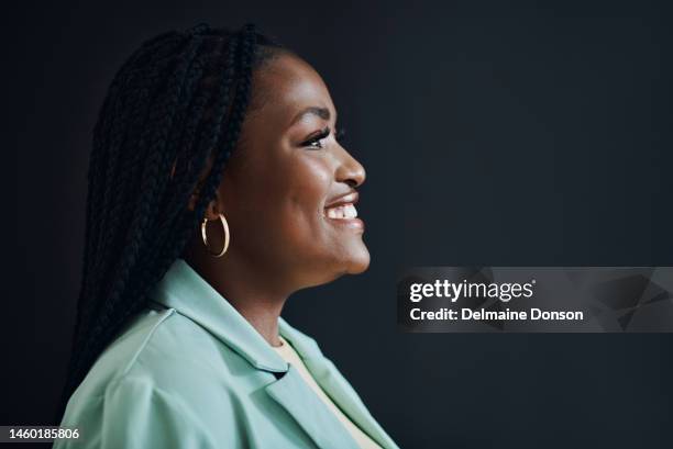 líder corporativa e mulher negra com perfil de pensamento em estúdio com visão otimista e mentalidade de metas das pessoas. pessoa de carreira feliz em fundo preto isolado com maquete para publicidade. - side view - fotografias e filmes do acervo