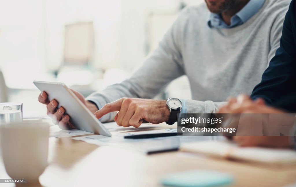 Planification, réunion et mains d’un homme d’affaires avec une tablette pour la recherche, la comptabilité et la stratégie. Travail d’équipe, communication et employés parlant du site Web en ligne, de l’objectif de l’entreprise et de l’id�