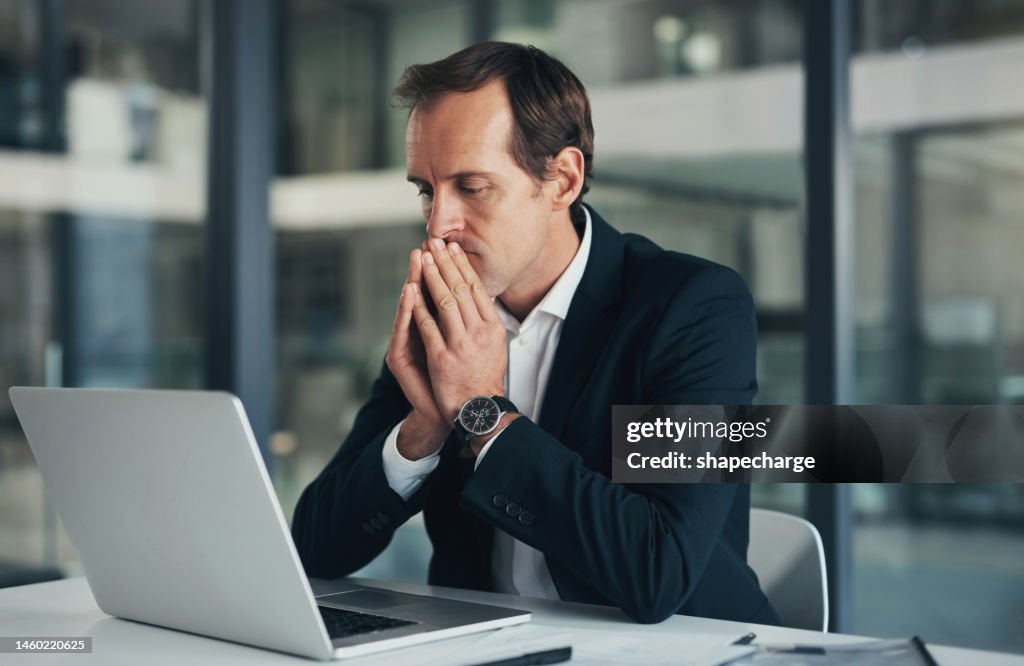 Pensante, resolución de problemas y hombre de negocios en computadora portátil en la oficina trabajando en estrategia, planificación e ideas. Gerente corporativo, inspirador y masculino con enfoque en la solución, la decisión y la fecha límite del pr