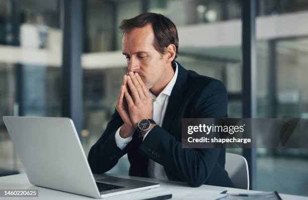 réflexion, résolution de problèmes et homme d’affaires sur ordinateur portable au bureau travaillant sur la stratégie, la planification et les idées. directeur d’entreprise, inspirant et homme avec un accent sur la solution, la décision et l’é - faute photos et images de collection