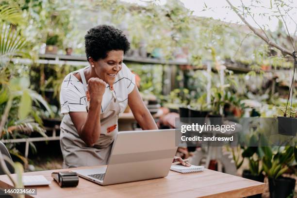 saleswoman celebrating sale by ecommerce - order pad stock pictures, royalty-free photos & images