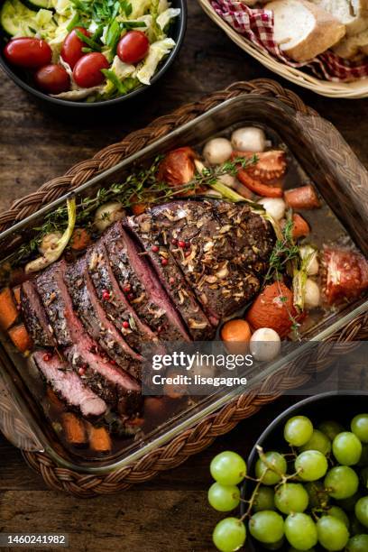 rôti de bœuf parfaitement cuit - rosbif photos et images de collection