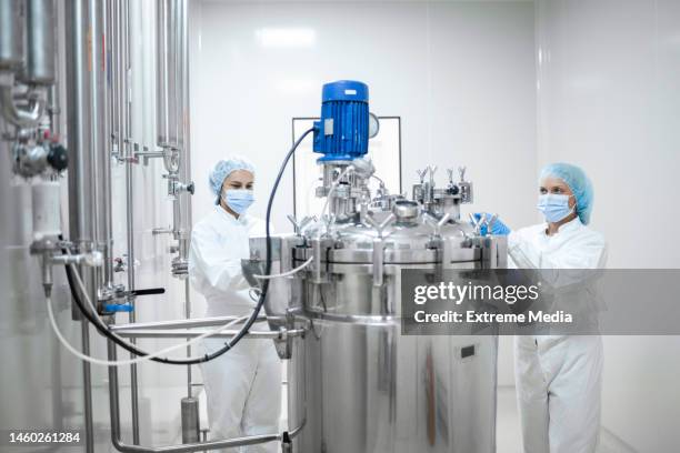 production process in pharmaceutical industry - farmaceutische-fabriek stockfoto's en -beelden
