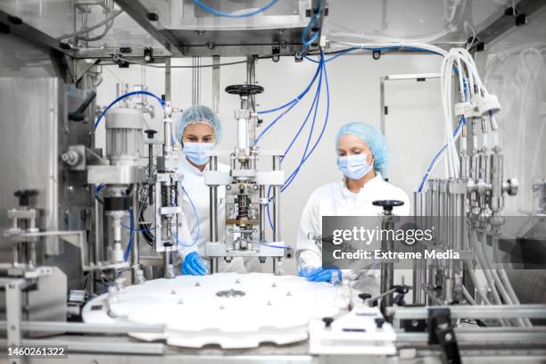 efficiency in pharmaceutical bottle manufacturing - drug manufacturing stock pictures, royalty-free photos & images