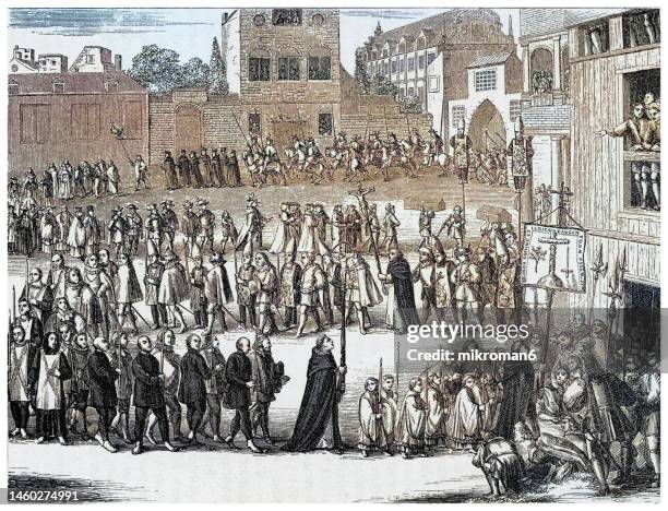 old engraved illustration of auto-da-fé ('act of faith'), the ritual of public penance carried out between the 15th and 19th centuries of condemned heretics and apostates imposed by the spanish, portuguese, or mexican inquisition - inquisition espagnole photos et images de collection