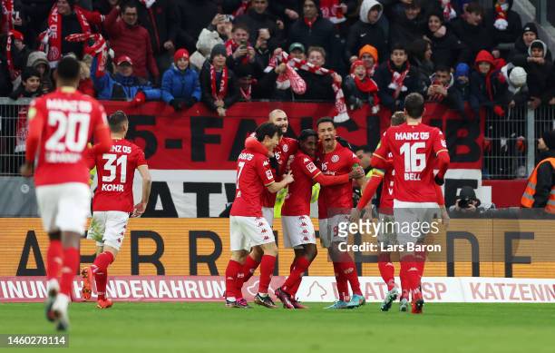 Karim Onisiwo of 1.FSV Mainz 05 celebrates with teammates after scoring the team's fourth goal during the Bundesliga match between 1. FSV Mainz 05...