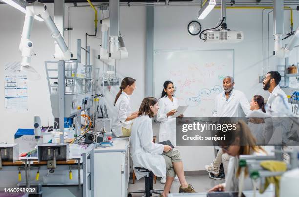 wissenschaftler treffen sich - medizinische fakultät stock-fotos und bilder