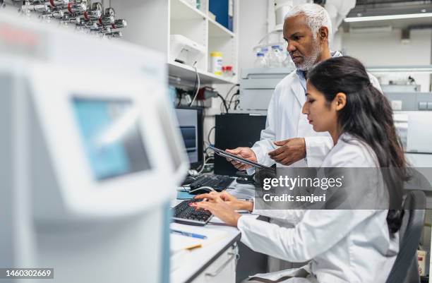 scientists working in the laboratory - centers for disease control and prevention stockfoto's en -beelden
