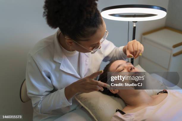 eyebrow designer using wires - maquiagem stock pictures, royalty-free photos & images