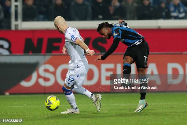 Ademola Lookman of Atalanta BC scores the team's second goal whilst under pressure from Bram Nuytinck of UC Sampdoria during the Serie A match...
