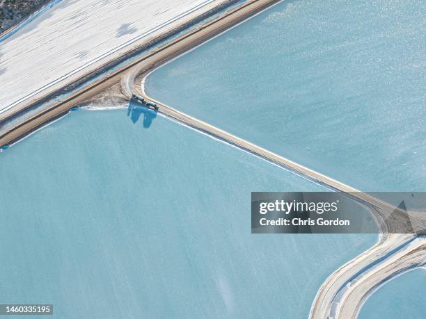 vista aerea astratta delle saline - mining low angle foto e immagini stock