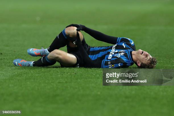Giorgio Scalvini of Atalanta BC lies injured during the Serie A match between Atalanta BC and UC Sampdoria at Gewiss Stadium on January 28, 2023 in...