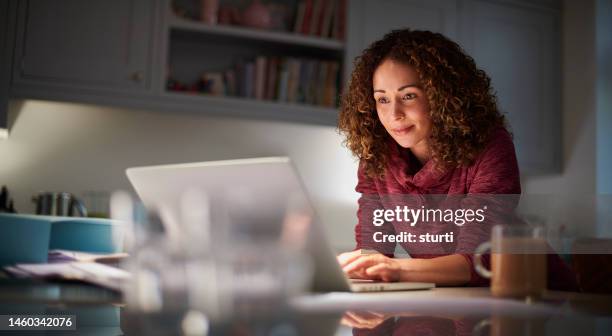 mature student studying - surfar na net imagens e fotografias de stock