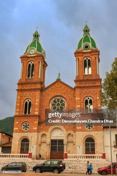 sesquilé kolumbien - die römisch-katholische kirche auf der plaza mayor in der stadt, die 1600 gegründet wurde. - cundinamarca stock-fotos und bilder