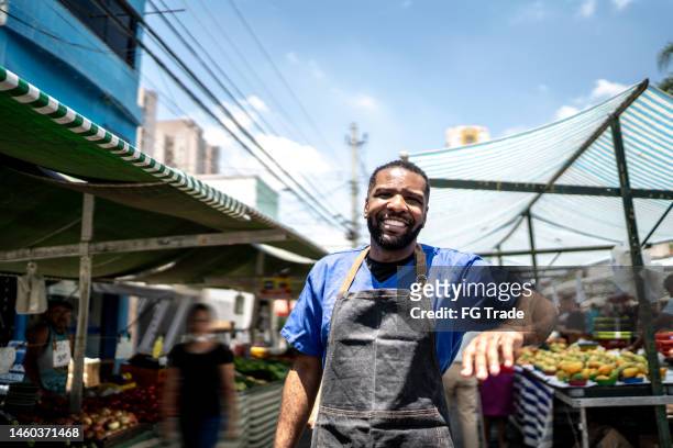 portrait of a salesman on a street market - market vendor 個照片及圖片檔