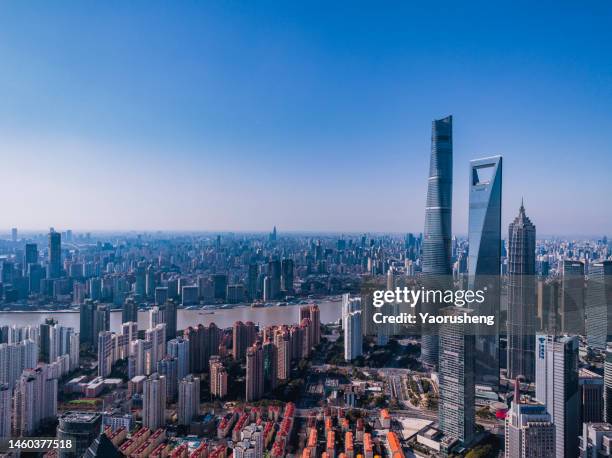 shanghai skyline,wide angle view - shanghai world financial center - fotografias e filmes do acervo