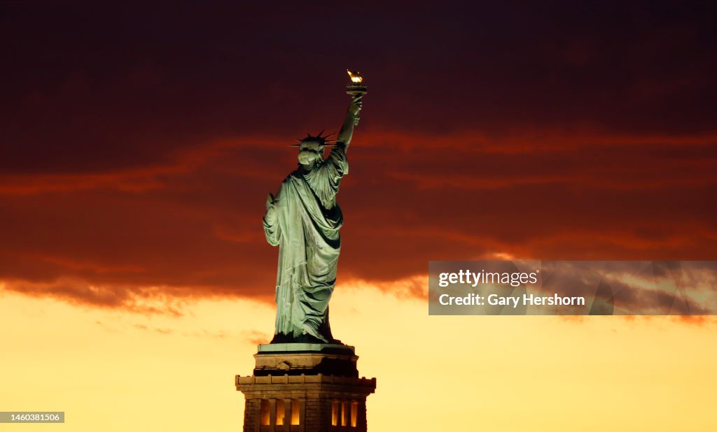 1950's - Travel Decal Statue of Liberty - New York | Collectors Weekly 1950's - Travel Decal Statue of Liberty - New York | Collectors Weekly
