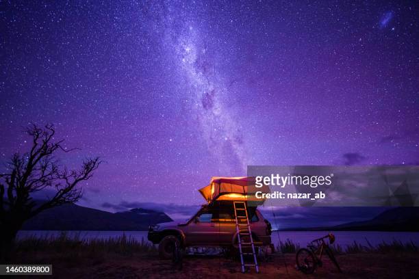 a camper van at nightfall near water body. - car photos 個照片及圖片檔