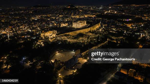 aerial photo of the acropolis and the theater of herodes atticus in athens, greece at night - odeion gebouw uit de oudheid stockfoto's en -beelden