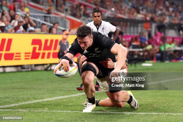 Sam Dickson of New Zealand scores a try during the 2023 Sydney Sevens match between New Zealand and South Africa at Allianz Stadium on January 29,...