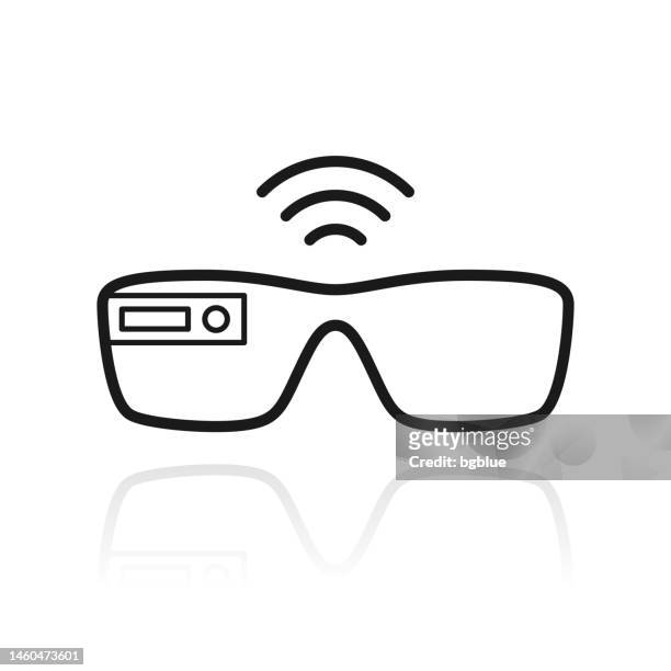 illustrazioni stock, clip art, cartoni animati e icone di tendenza di occhiali intelligenti. icona con riflesso su sfondo bianco - virtual reality glass vector