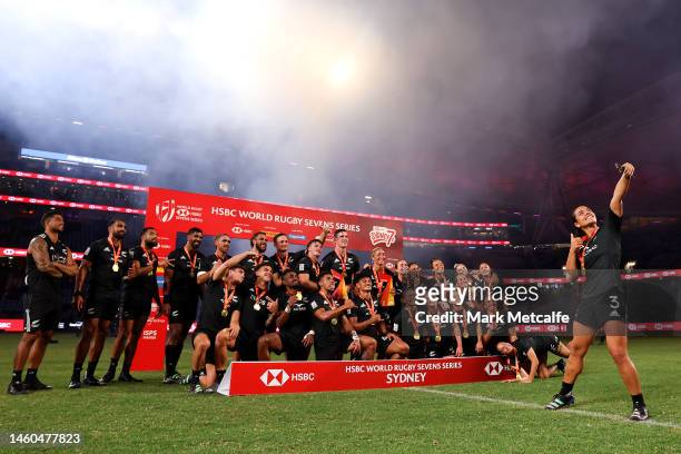 Stacey Fluhler of New Zealand takes a selfie with the Men's and Women's team during the 2023 Sydney Sevens at Allianz Stadium on January 29, 2023 in...