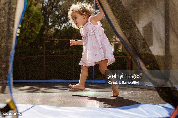 schöne mädchen genießen sommer - trampoline jump stock-fotos und bilder