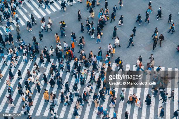 commuters walking in tokyo, japan - große personengruppe stock-fotos und bilder