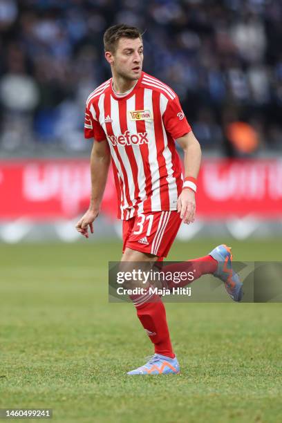 Robin Knoche of 1. FC Union Berlin controls the ball during the Bundesliga match between Hertha BSC and 1. FC Union Berlin at Olympiastadion on...