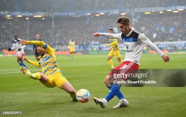 Miro Muheim of Hamburg is challenged by Saulo Decarli of Braunschweig during the Second Bundesliga match between Hamburger SV and Eintracht...