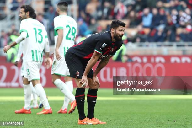 Olivier Giroud of AC Milan looks dejected following the team's defeat during the Serie A match between AC MIlan and US Sassuolo at Stadio Giuseppe...