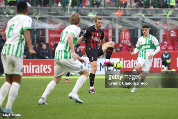 Tommaso Pobega of AC Milan kicks the ball during the Serie A match between AC MIlan and US Sassuolo at Stadio Giuseppe Meazza on January 29, 2023 in...