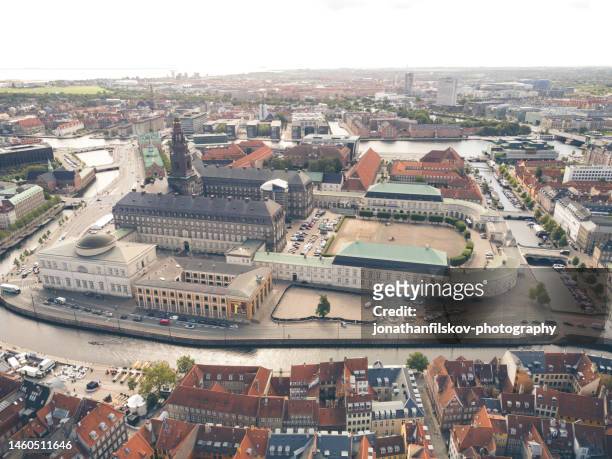 copenhagen cityscape: christiansborg palace - christiansborg palace stockfoto's en -beelden