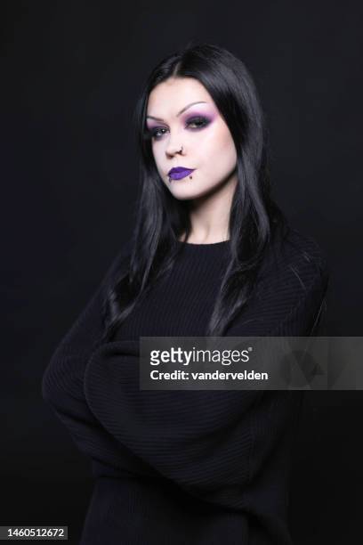 portrait d’un goth - goth photos et images de collection