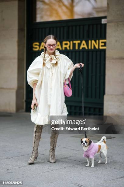 Guest wears red glasses, a pale yellow ruffled neck / puffy long sleeves / oversized knees dress, a pink matte leather handbag, gray shiny leather...
