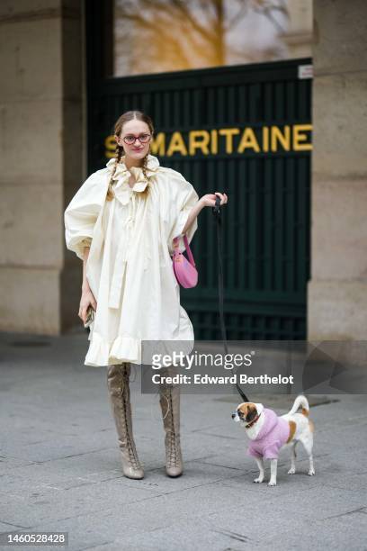 Guest wears red glasses, a pale yellow ruffled neck / puffy long sleeves / oversized knees dress, a pink matte leather handbag, gray shiny leather...