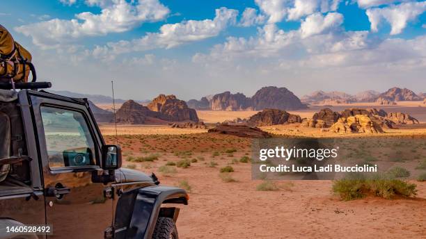 todoterreno en un paisaje desértico al norte de tabuk - vehículo de todo terreno fotografías e imágenes de stock