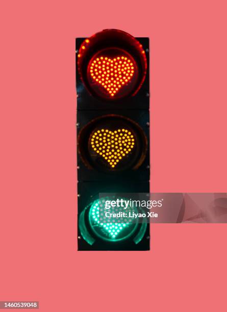 heart shape traffic lights - coral colored photos et images de collection