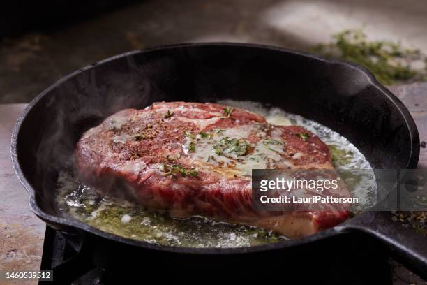 pan searing beef eye rib steak - steak imagens e fotografias de stock