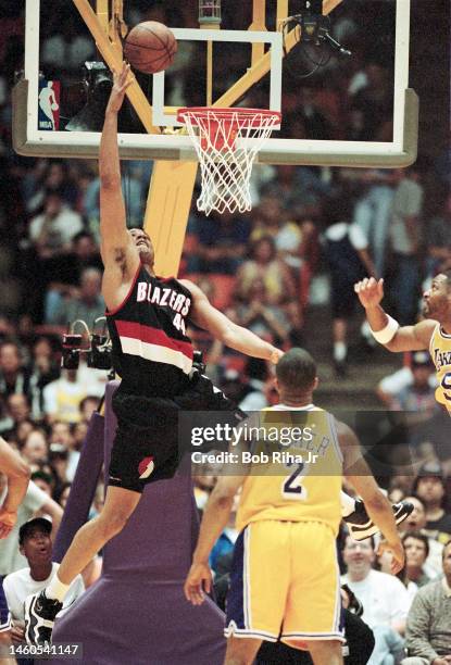 Trailblazers Brian Grant goes high for dunk during Game 2 action during the NBA Playoff game of Los Angeles Lakers against Portland Trailblazers,...