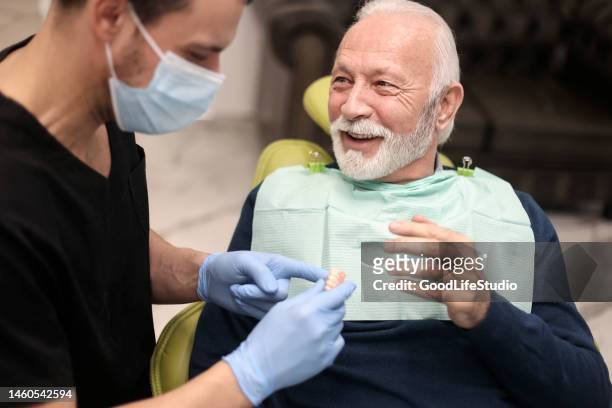 una visita al dentista - denture fotografías e imágenes de stock